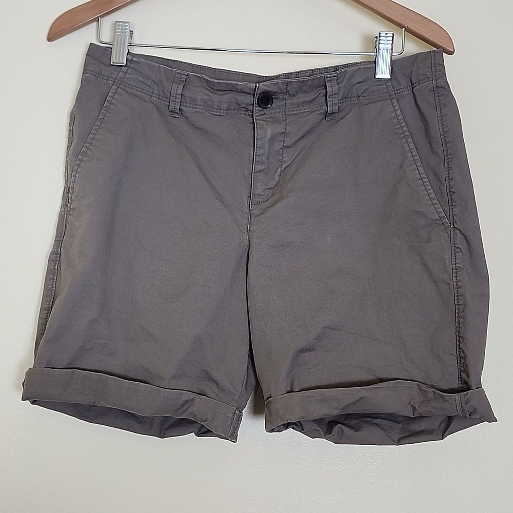 Old Navy Women's Olive Green Shorts with Pockets and Belt Loops, Size 6
